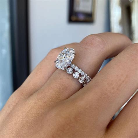 By bonnie jewelry - Many people think that the heavier the carats, the larger looking the diamond is. That’s definitely not always the case. For example, an elongated 1.90ct (1.48 Ratio) Oval, will look larger than a 2.0ct (1.32 …